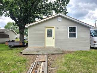 422 Wyota Ave, East Dubuque, IL 61025