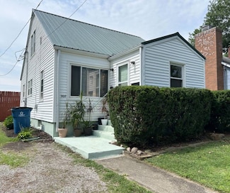 908 W Center St, Fairfield, IL 62837