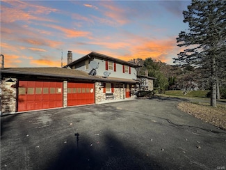 309 Hemlock Ln, Stroudsburg, PA 18360