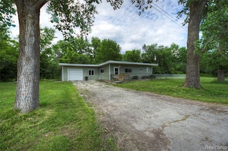 1906 Banner Rd, Saginaw, MI 48601