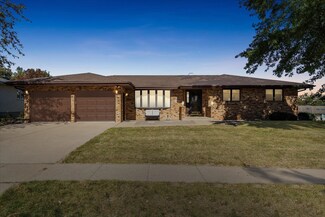 2445 Clarke Crest Dr, Dubuque, IA 52001