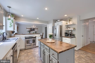 700 Stonecrest Dr, New Holland, PA 17557