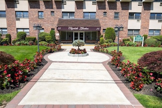 25 Elizabeth St Unit 1K, Farmingdale, NY 11735