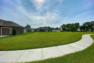 305 Crestview Ct, Raymore, MO 64083