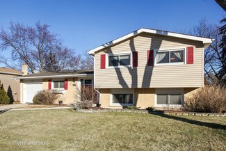 2215 N Kennicott Dr, Arlington Heights, IL 60004