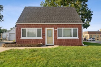 529 38th St NE, Cedar Rapids, IA 52402