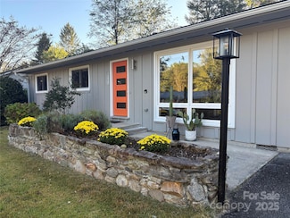 1235 Pinebrook Cir, Hendersonville, NC 28739