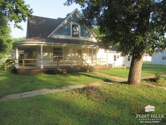 216 W 5th St, Miltonvale, KS 67466