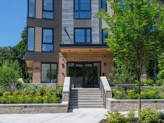 100 Linden St Unit 211, Wellesley, MA 02482