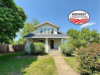 512 N 9th St, Hiawatha, KS 66434