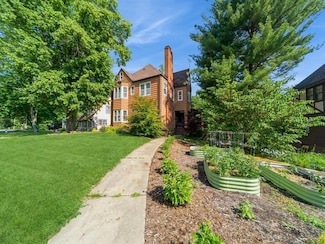5701 Waterbury Cir, Des Moines, IA 50312
