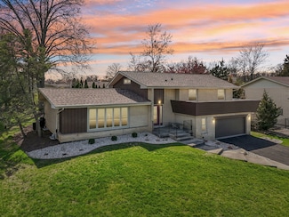 6709 W Menominee Pkwy, Palos Heights, IL 60463