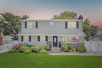 260 9th St, Bethpage, NY 11714