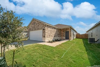 7415 Homewood Ln, Elmendorf, TX 78112