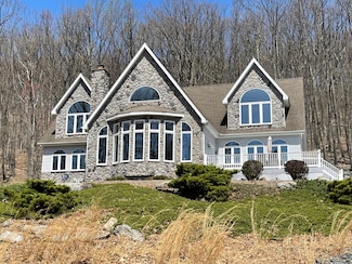 8 Kickapoo Dr, Hazleton, PA 18202