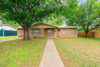 809 N Edison St, Fredericksburg, TX 78624