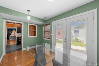 8261 Watson Rd, Saint Louis, MO 63119