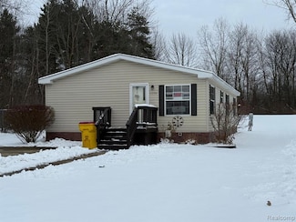 11359 N Lake Dr, Fenton, MI 48430