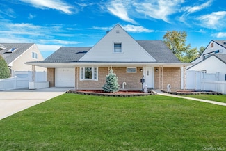 37 Chickadee Ln, Levittown, NY 11756