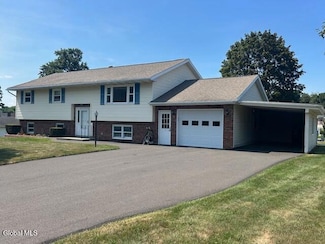 7 Maplehurst Dr, Troy, NY 12180