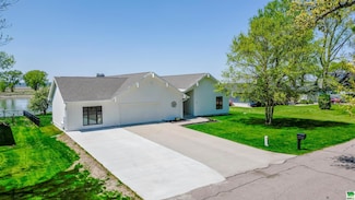 13 Edgewater Ln, North Sioux City, SD 57049