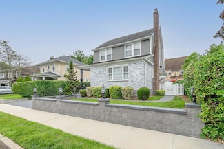 37 Keystone Place, Hewlett, NY 11557