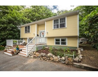 11 Village Rd, Gloucester, MA 01930