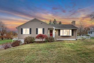 8 Sapphire St, Enfield, CT 06082