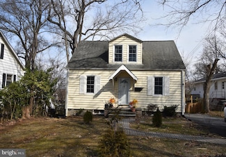 6102 Ruatan St, Berwyn Heights, MD 20740