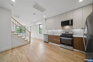 6 W Railroad Ave Unit 4, Tenafly, NJ 07670