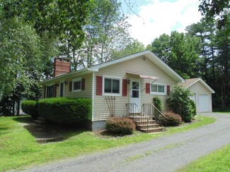 7 Elm St E, Hampden, ME 04444