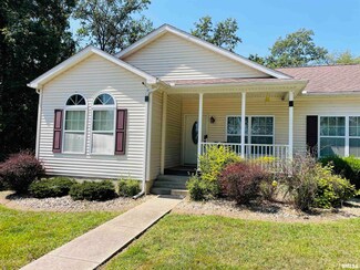 404 N Oak St, Patoka, IL 62875