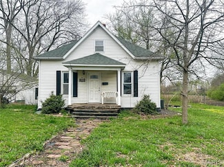 927 E Union St, Nokomis, IL 62075