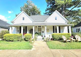 98 Court St, West Point, MS 39773