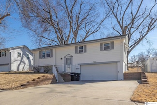 8835 Spaulding Cir, Omaha, NE 68134