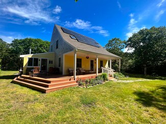 12 Trotters Ln, Vineyard Haven, MA 02568