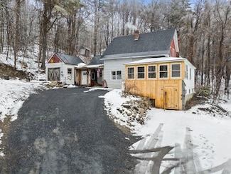 12 Pearl St, Livermore Falls, ME 04254
