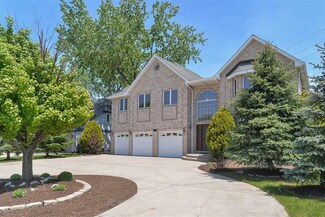 8313 Chaucer Dr, Willow Springs, IL 60480