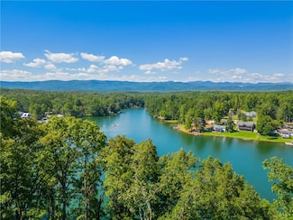 204 Whitewater Lake Rd, Tamassee, SC 29686