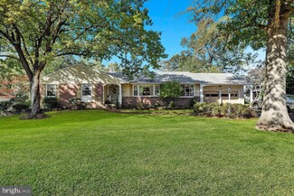 4 Westwood Dr, Ewing, NJ 08628