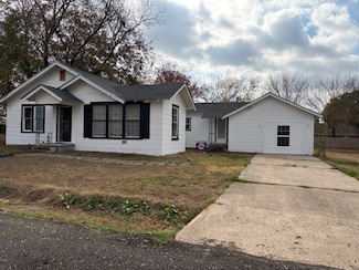 277 Trail St, Deport, TX 75435