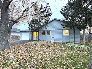 140 Hickory Dr, Carpentersville, IL 60110