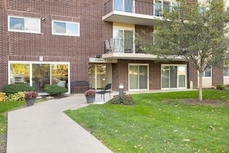 5300 Walnut Ave Unit 18E, Downers Grove, IL 60515