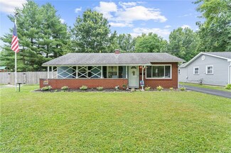 905 Donmar Ln, Youngstown, OH 44511