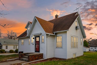 1016 W 3rd St, Cedar Falls, IA 50613