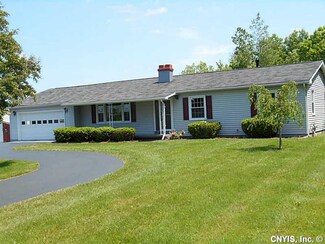 9 Simpson Dr, Oswego, NY 13126