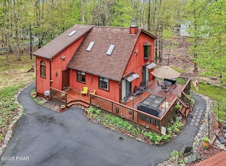 800 Colt Ct, Hawley, PA 18428