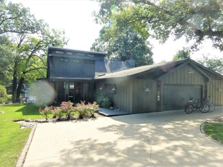 25306 Arrowhead Ln, Hudson, IL 61748