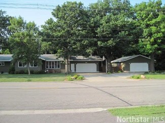 1015 1st St E, Glencoe, MN 55336
