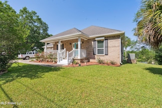 1405 Bay Ridge Dr, Gautier, MS 39553